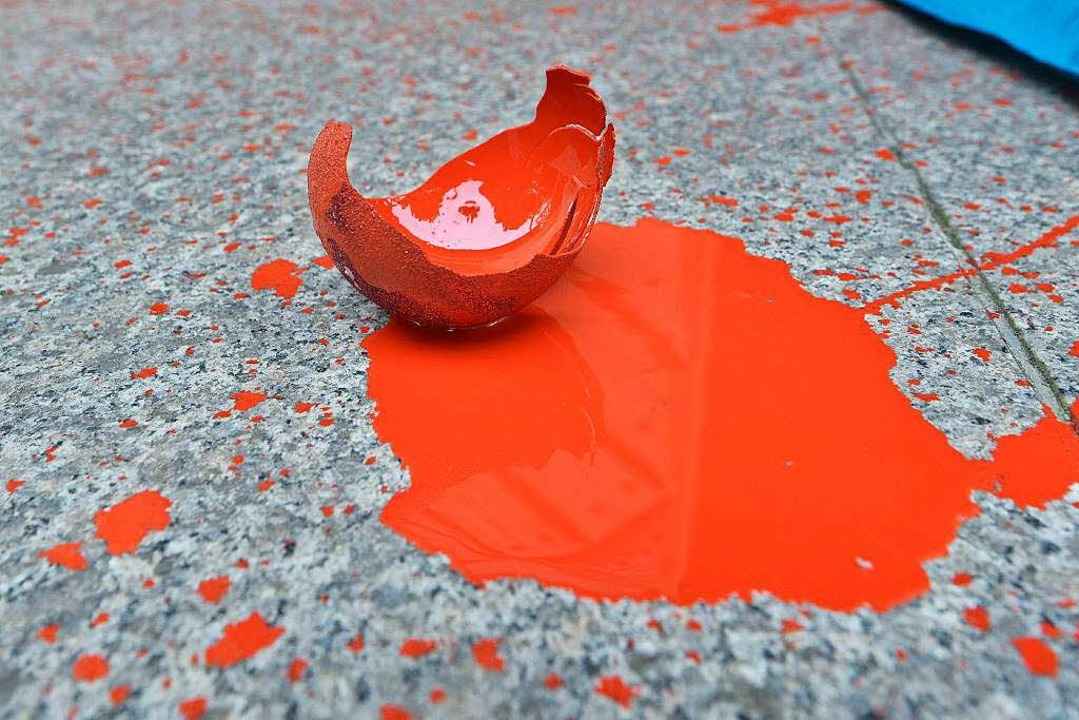 Die Christbaumkugeln waren mit rotem Lack gef�llt.  | Foto: Michael Bamberger