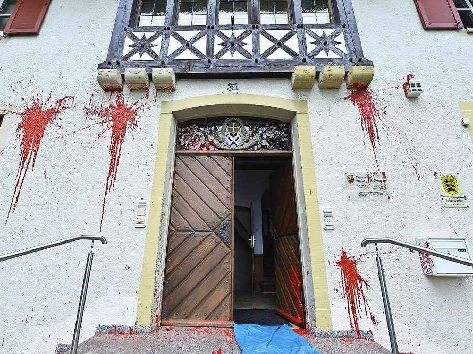Auch der Polizeiposten St.Georgen wurde mit Farbeiern besch�digt.  | Foto: Michael Bamberger