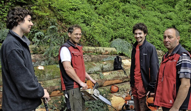 Unterwegs im Wald:  Schlerpraktikant ...avant, und Otbert Hofmann (von links)   | Foto: Gabriele Hennicke