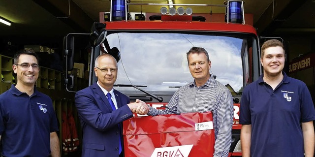 Joachim Hauser, Bezirksdirektor des BG...n die Sulzburger Feuerwehr bergeben.   | Foto: feuerwehr sulzburg