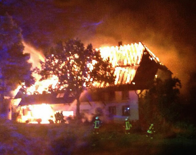 In hellen Flammen stand der Kernenhof ...er von oben kam  von  der Drehleiter.   | Foto: Feuerwehr, Bernd Fackler