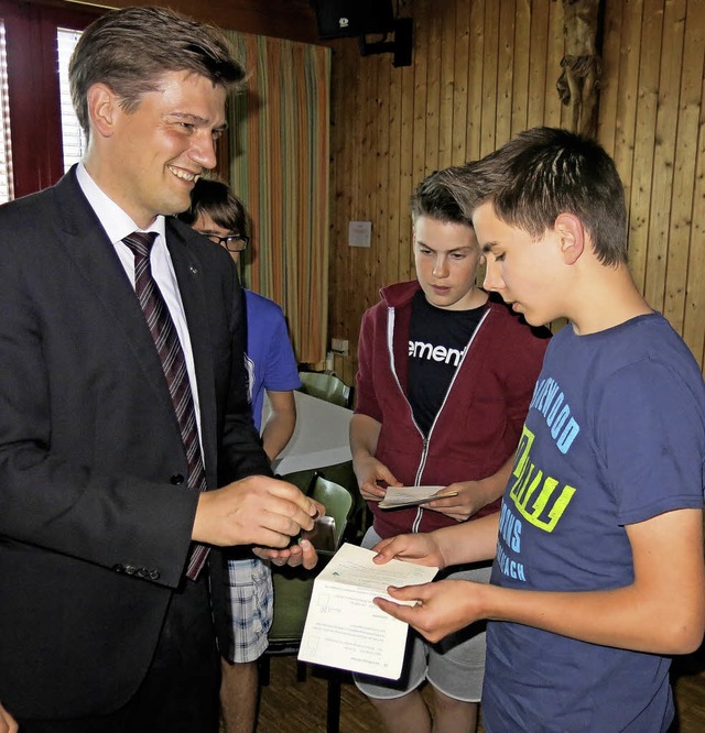 Jesuitenpater Clemens Blattert widmete...ie sich auf ihre Firmung vorbereiten.   | Foto: Erhard Morath