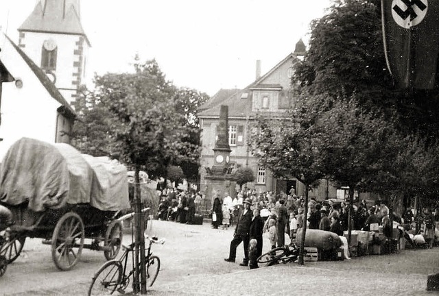<Text>Kurz vor dem Abmarsch: Die Bevl...m 9. Juni 1940 vor dem Rathaus</Text>.  | Foto: Martin Frenk