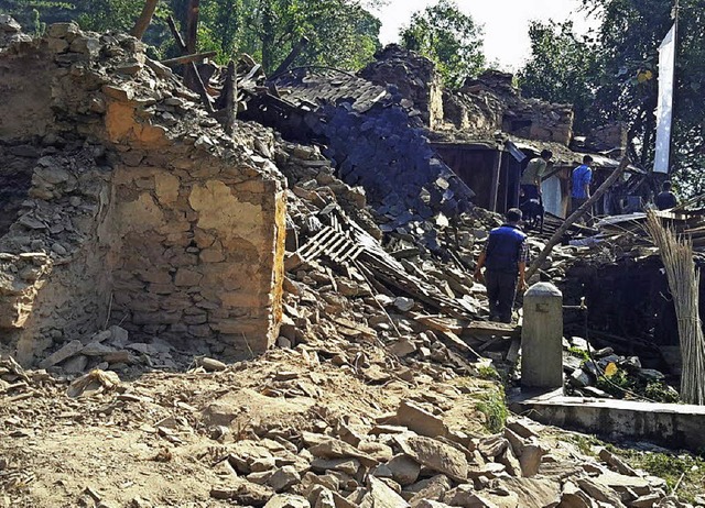 Das schwere Erdbeben in Nepal hat ein ... Einheimischer hilft den Landsleuten.   | Foto: zvg