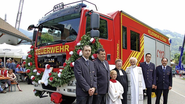 Jrgen Bianchi, Peter Schelshorn, Flor...s neuen Feuerwehrfahrzeugs in Schnau   | Foto: Jger