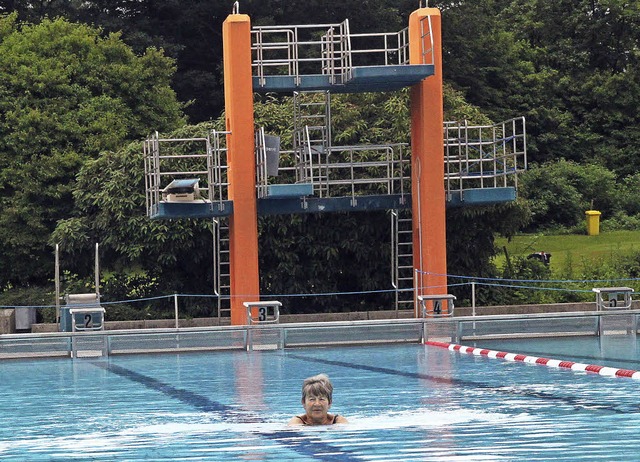 Ein einsamer Tag im Freibad. Am trben...r eine Handvoll Badegste ins Wasser.   | Foto: Moritz Lehmann