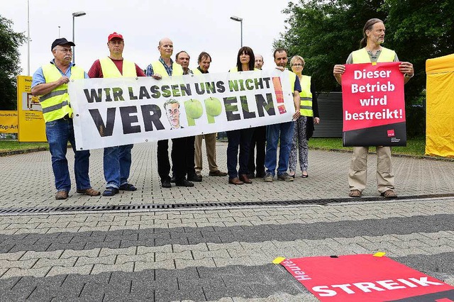 Mitarbeiter der Post streiken vor dem ...um Briefzentrum in Freiburg-Hochdorf.   | Foto: Ingo Schneider