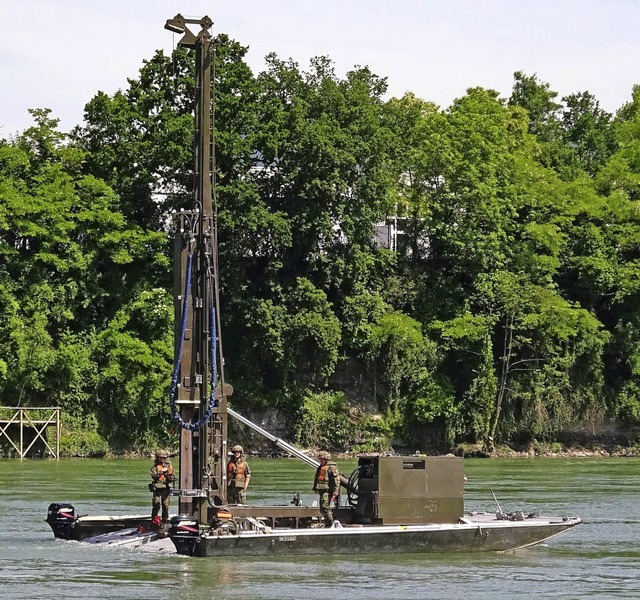 Das Schweizer Militr baut frs Pontonierwettfahren Stahltrger im Rhein auf.   | Foto: Susanne Hrth