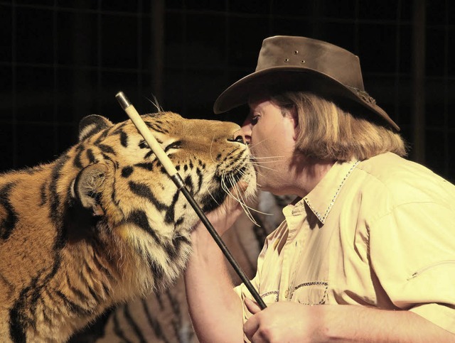 Tierlehrer Sascha Prehn mit einem der Tiger   | Foto: zvg