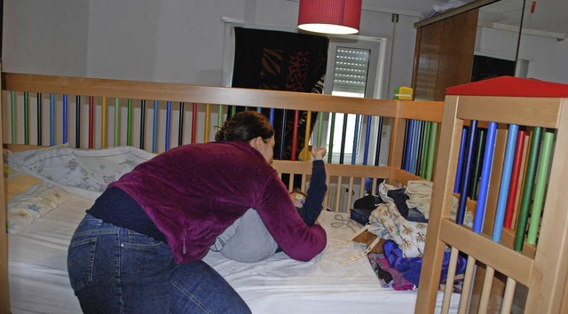 Acht Personen leben  auf 85 Quadratmet... im Schlafzimmer nur noch wenig Raum.   | Foto: Maja Tolsdorf