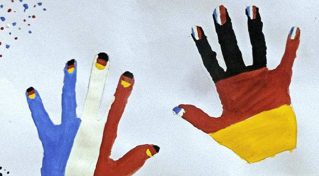 Deutsch-franzsische Hnde als Symbol ...in diesem Jahr zum 55. Mal stattfand.   | Foto: Sibylle Menneking