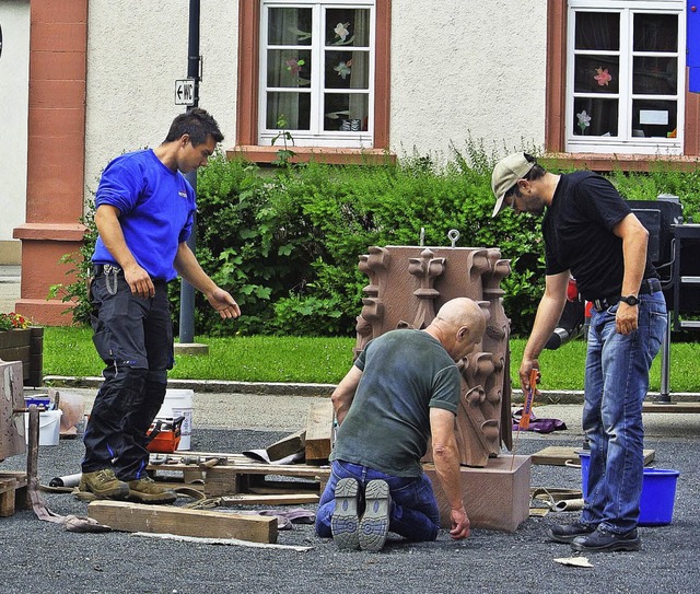 Auf dem Todtnauer Rathausplatz wurde  ...e am Freitag feierlich enthllt wird.   | Foto: Karin Maier