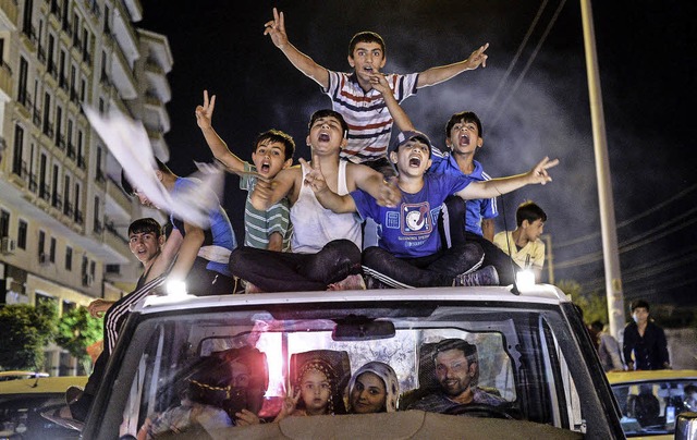 Anhnger der kurdischen HDP bejubeln in Diyarbakir den Einzug ins Parlament.   | Foto: AFP