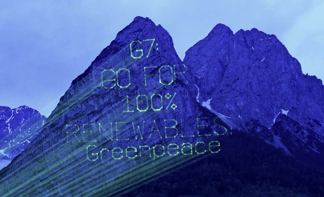 Die Botschaft von Greenpeace an die G7...100 Prozent erneuerbare Energien ein.   | Foto: DPA