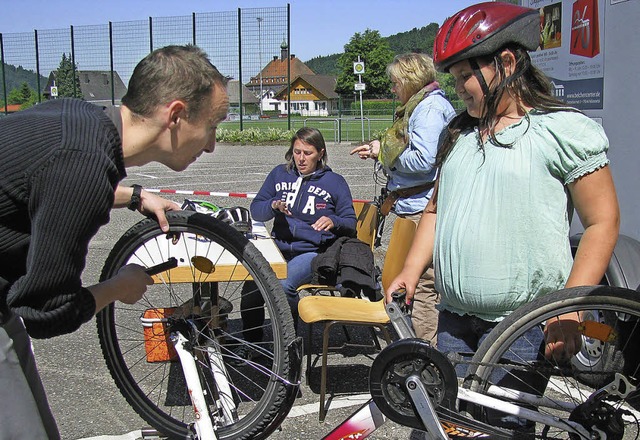 Der technische Zustand der Fahrrder w...stertal genau unter die Lupe genommen.  | Foto: Manfred Lange