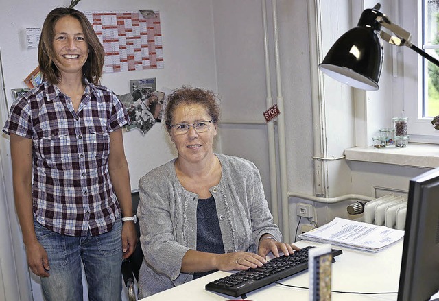 Rektorin Anja Plasa (links) freut sich...rundschule Birkendorf aufgenommen hat.  | Foto: Dieckmann