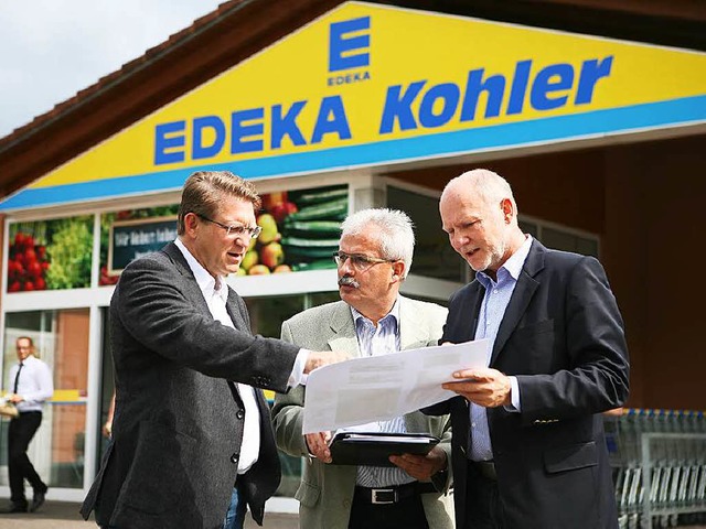 Edeka-Geschftsfhrer Uwe Kohler, Orts...mgestaltung von Geschft und Umgebung.  | Foto: Bastian Henning
