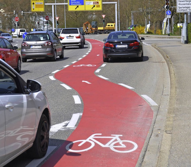 Der rote Teppich, der Radlern vor der ...e, verbessert die Situation deutlich.   | Foto: Nikolaus Trenz