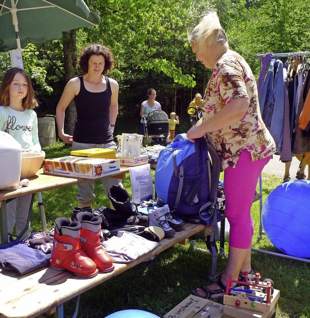 Schubweise kamen die Flohmarktbesucher...ng wurde bei ber 30 Grad  inspiziert.  | Foto: akh