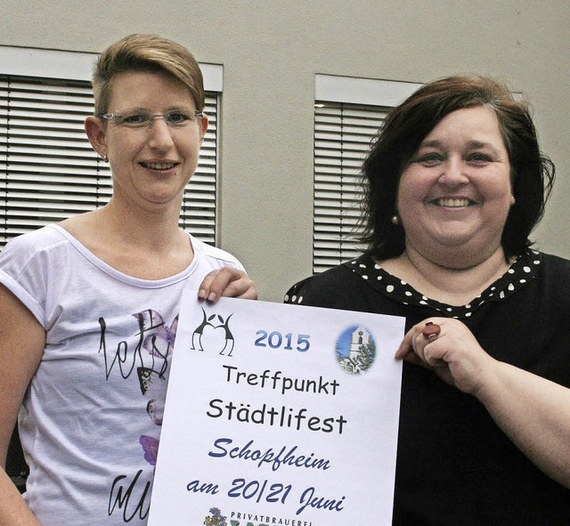Organisatorin Roswitha Schmidt (rechts...ba-Vorfhrungen am Stdtlifest zeigt.   | Foto: Marlies Jung-Knoblich