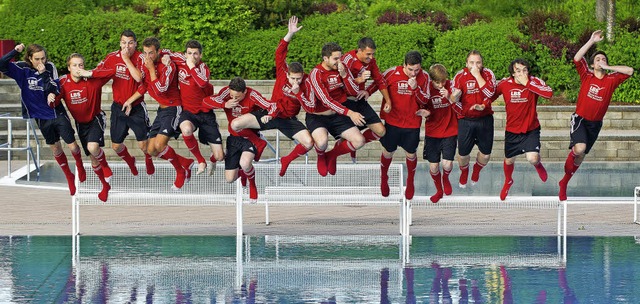Gingen erst nach der Saison baden: die Spieler des TuS Bonndorf II  | Foto: Wolfgang Scheu