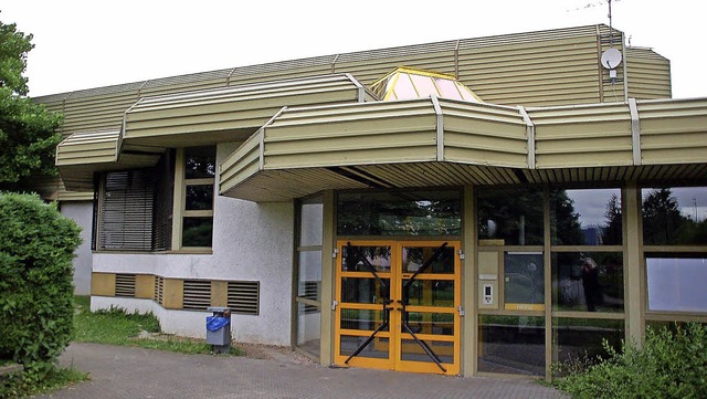 Von auen sieht man der Badmattenhalle...t an, dass sie renoviert werden muss.   | Foto: Hildegard Siebold