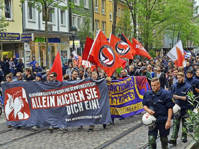 100 Sympathisanten der linken Szene sind in Freiburg auf die Strae gegangen.  | Foto: Michael Bamberger