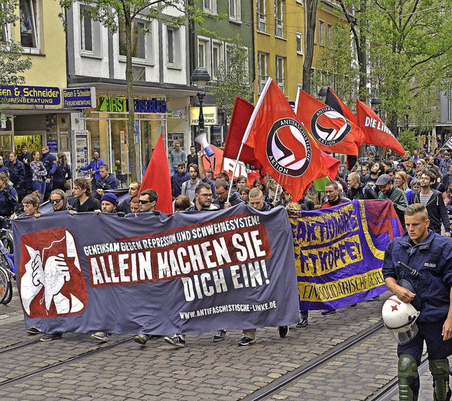Gegen die Razzia im Linken Zentrum am ...n am Dienstagabend rund 100 Menschen.   | Foto: Michael Bamberger