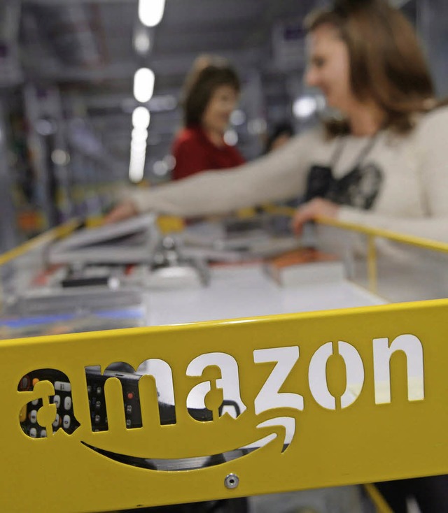 Blick in ein  Amazon-Versandzentrum in Polen.  | Foto: dpa