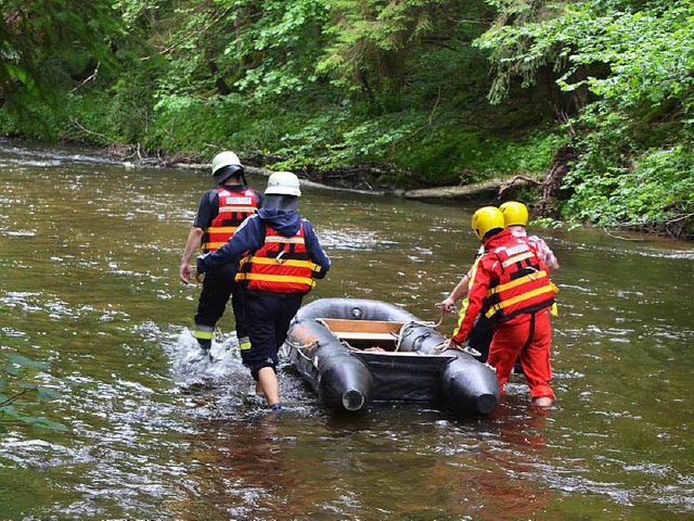 Mit dem Schlauchboot mussten Feuerwehr...te Frau in der Wutachschlucht retten.   | Foto: Kamera 24