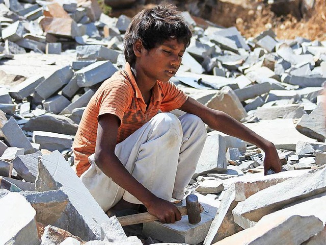 In Indien  schuften zehntausende Kinde...  auch fr Grabsteine in Deutschland.   | Foto: DPA