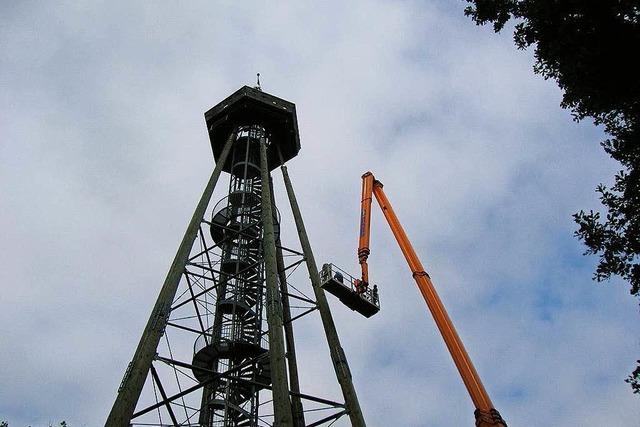 Fotos: Verein streicht Eichbergturm bei Emmendingen
