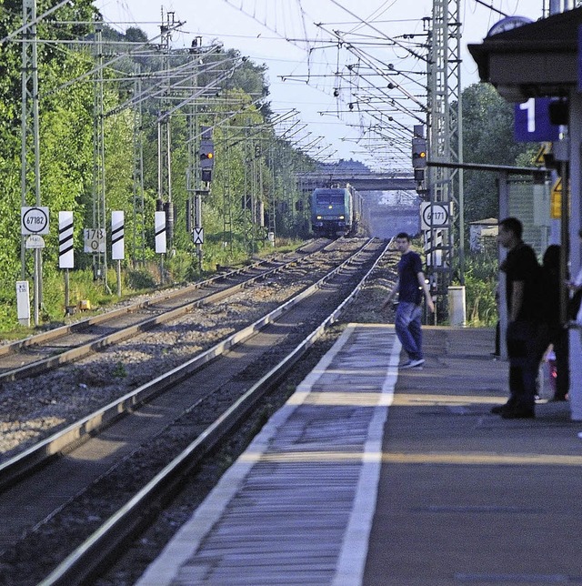 Die Lrmschutzwand entlang der Bahn be...3. und 4. Gleis wohl nicht vor 2035.    | Foto: Archivfoto: Gollrad