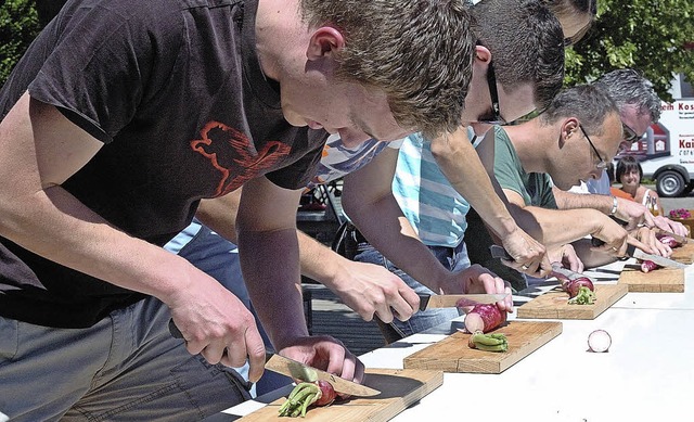 Auf die richtige Technik kam es an bei...hneiden beim Rettichfest in Weisweil.   | Foto: Jrgen Schweizer