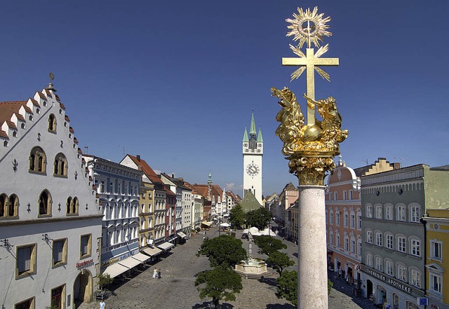 Stadtplatz mit Dreifaltigkeitssule: S... ist eine Stadt mit langer Geschichte.  | Foto: Gahr &amp; Popp, Jrgen Sperl