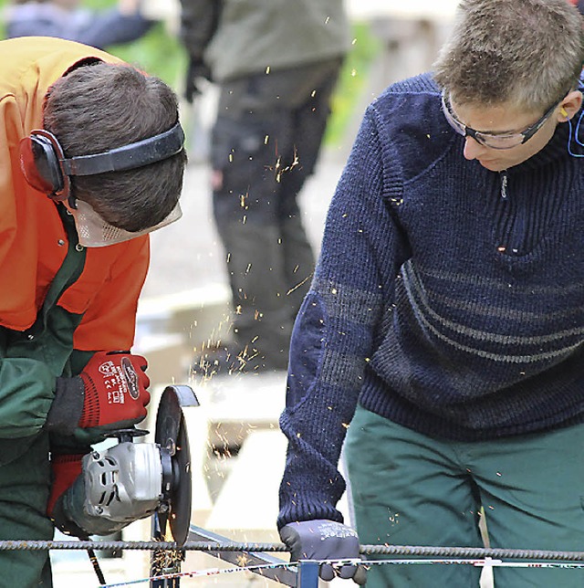 FJler bauen eine Schutzhtte  | Foto: Joachim Frommherz