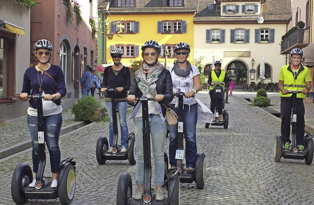 Mit dem motorisierten Stehroller geht es durch Staufens Innenstadt.   | Foto: Julius Steckmeister