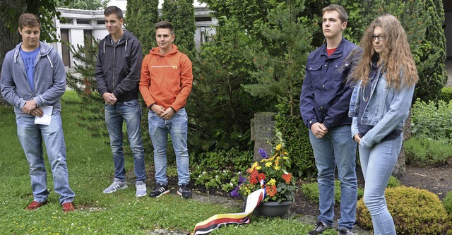Deutsche und franzsische Schlerinnen... auf dem Friedhof einen Kranz nieder.   | Foto: jul