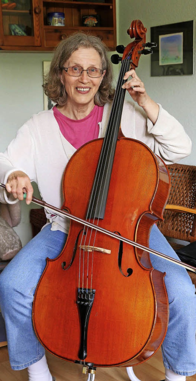 Ulrike Meier-Liehl mit ihrem geliebten Cello.   | Foto: Peter Heck