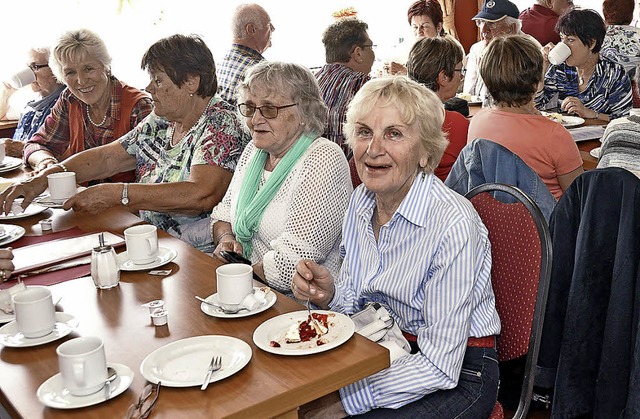 ber 130 Senioren aus Breisach sowie a...ahrt einen unterhaltsamen Nachmittag.   | Foto: Kai Kricheldorff