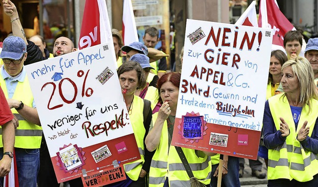 Post-Mitarbeiter bei ihrer Kundgebung in Freiburg  | Foto: Ingo Schneider