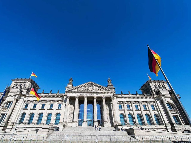 Die Computer im Bundestag sind gehackt... nun offenbar komplett ersetzt werden.  | Foto: dpa