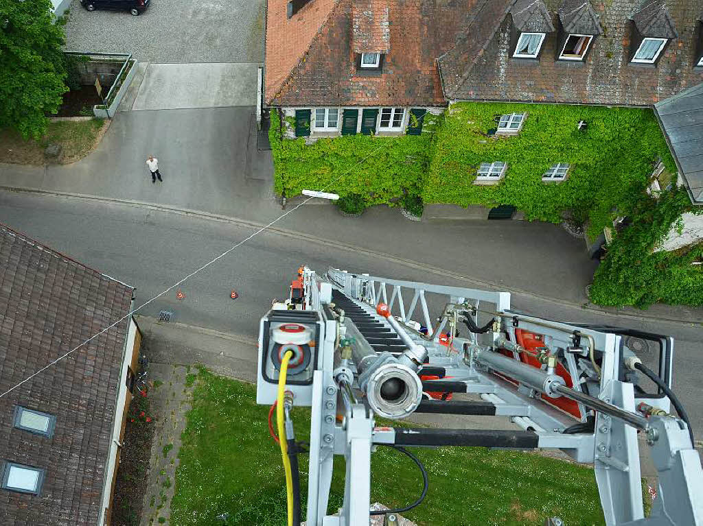 Heinz Jund und Michael Kury beringen die Strche Heinz, Siggi, und Lena auf dem Storchenturm in Denzlingen. Mit der Feuerwehrleiter geht es nach oben.