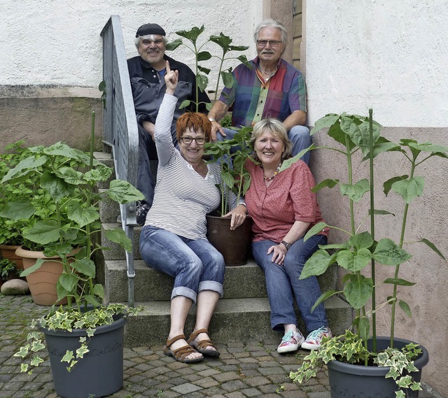 Viel Freude bereitet der Sonnenblumenw...rid Hanschke (unten) und Ruth Franzke.  | Foto: Gabriele Rasenberger