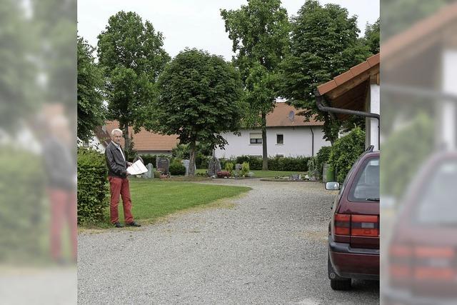 Pflaster und Tor beim Friedhof