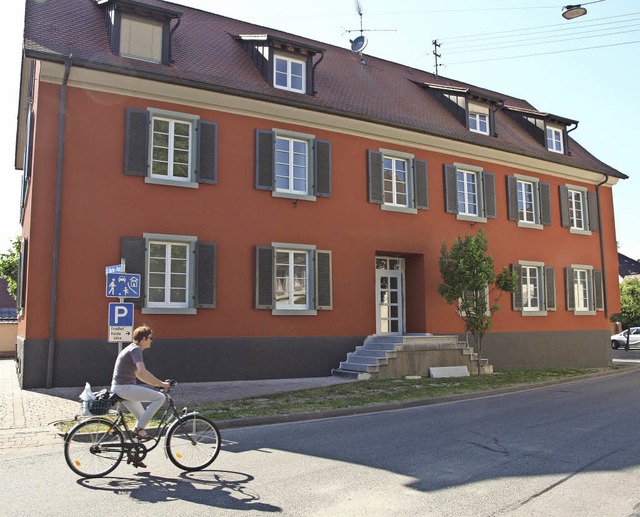 Altes Schulhaus in neuem Glanz: Zum 1....sein fr den Einzug einer Arztpraxis.   | Foto: Michael Haberer