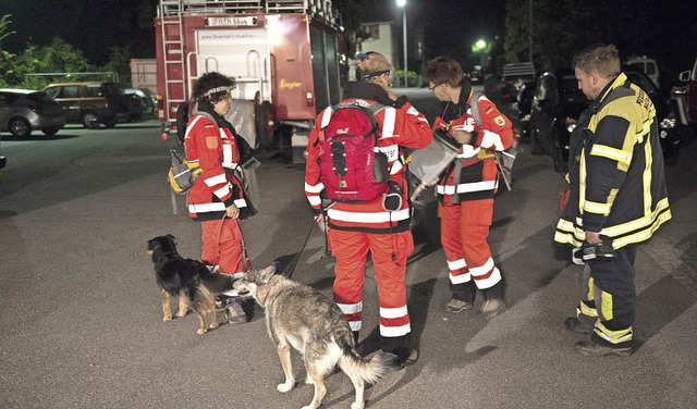 Rettungshunde und zahlreiche Feuerwehr...die Gegend nach einer vermissten Frau.  | Foto: Volker Mnch
