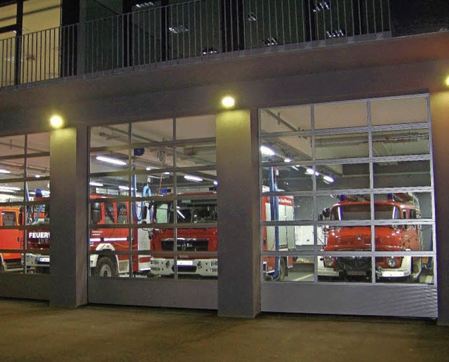 Bei Nacht sieht das neue Feuerwehr-Ger...nsgesamt vier Einsatzfahrzeuge bereit.  | Foto: Hans Sigmund