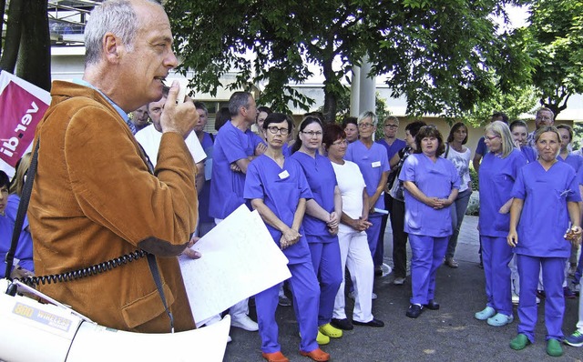 Nahezu vollstndig versammelten sich d...m Protest. Vorne Reiner Geis von Verdi  | Foto: Mller