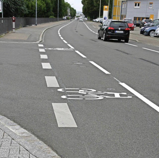 Ein Fahrradschutzstreifen, der erste d...auf der Hauptstrae bis Gndenhausen.   | Foto: Marlies Jung-Knoblich